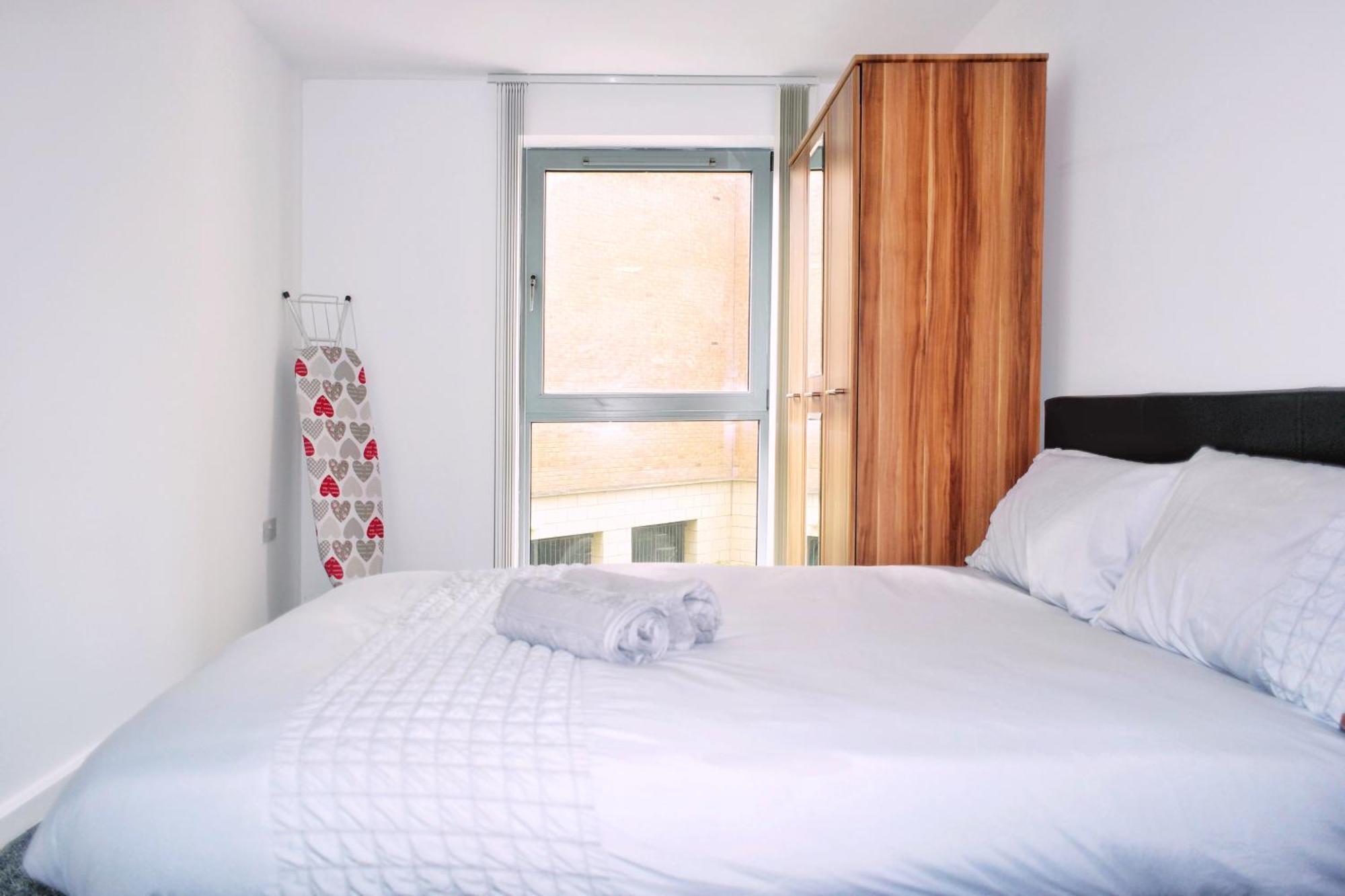 2 Bed Ensuite With Balcony And Free Onsite Secure Parking 맨체스터 외부 사진