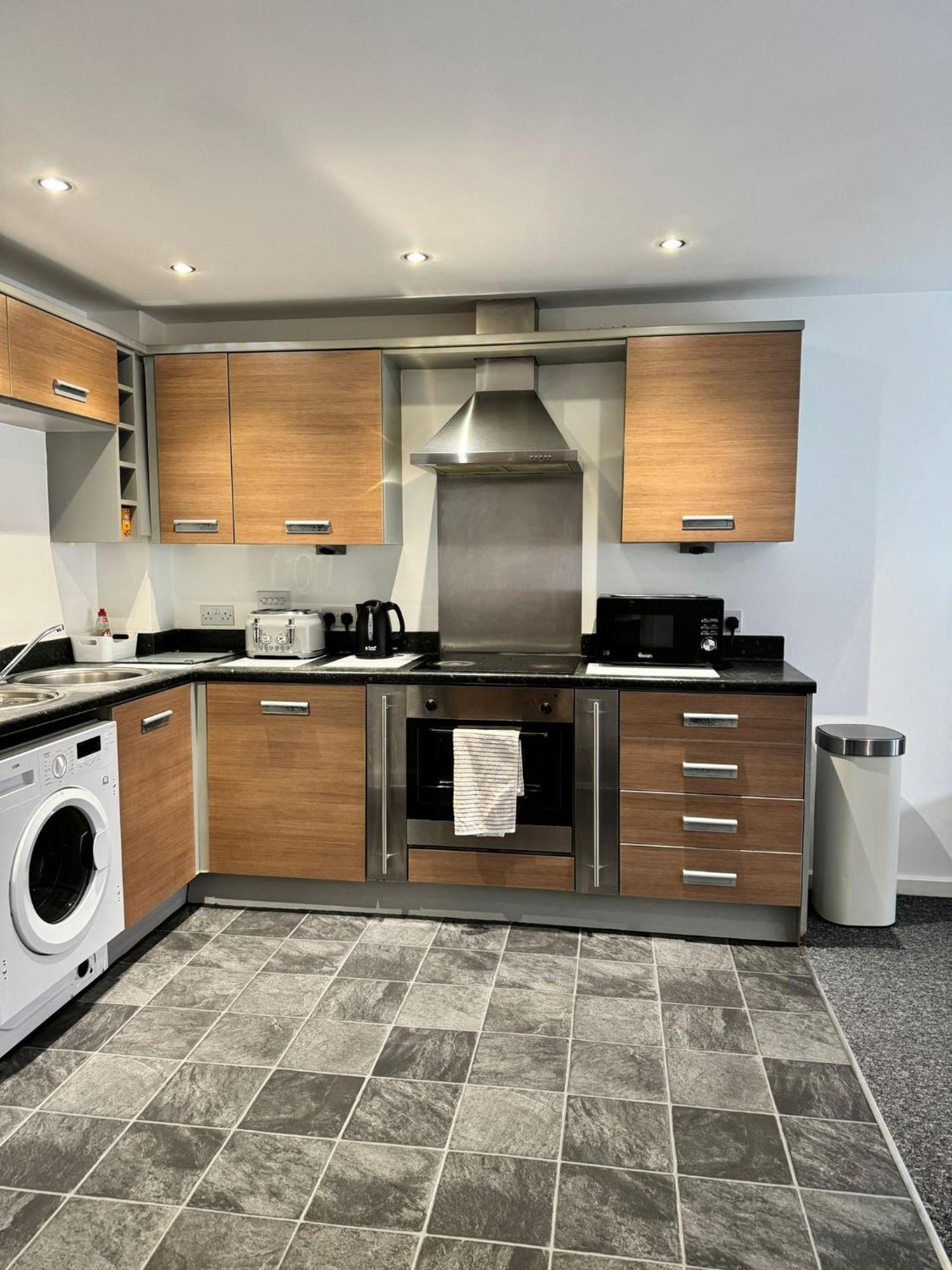 2 Bed Ensuite With Balcony And Free Onsite Secure Parking 맨체스터 외부 사진
