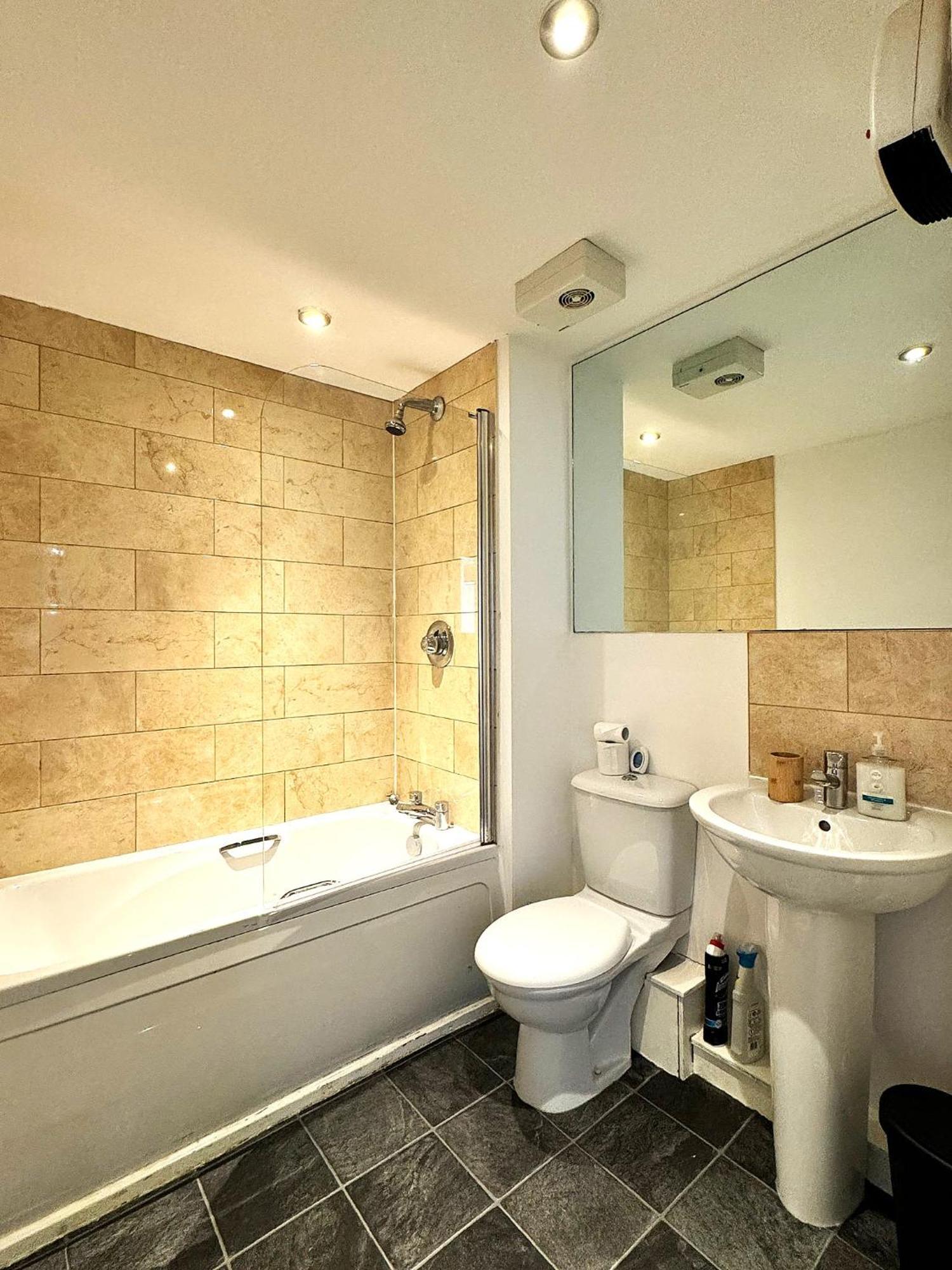 2 Bed Ensuite With Balcony And Free Onsite Secure Parking 맨체스터 외부 사진