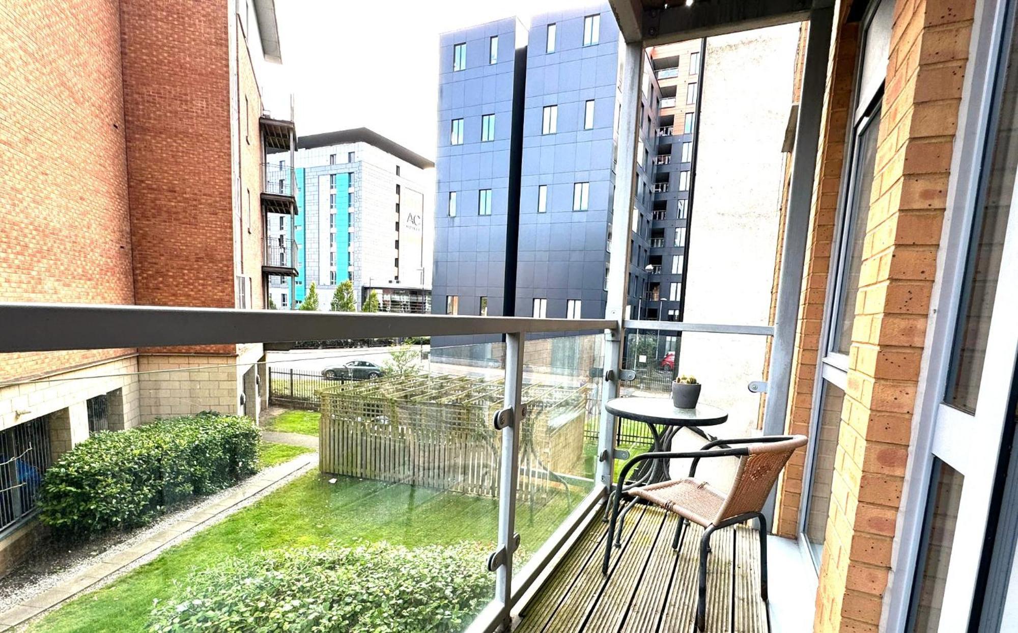 2 Bed Ensuite With Balcony And Free Onsite Secure Parking 맨체스터 외부 사진